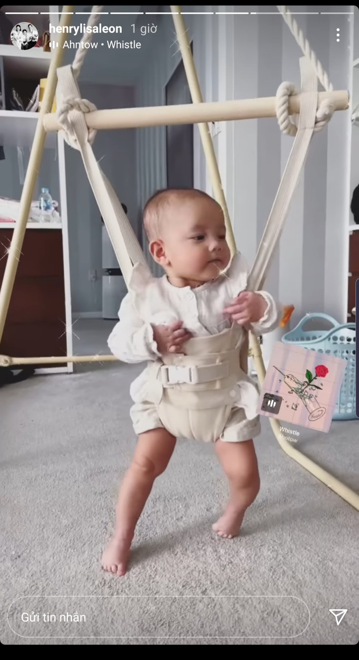 Từng bước chân lẫm chẫm ngộ nghĩnh.