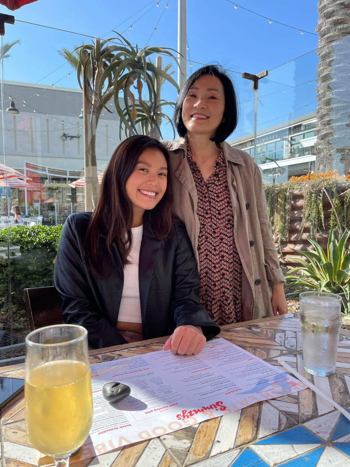 Ở nhà, nữ nghệ sĩ có cái tên đặc biệt mà hai cô công chúa vẫn hay gọi, đó chính là... Mom!