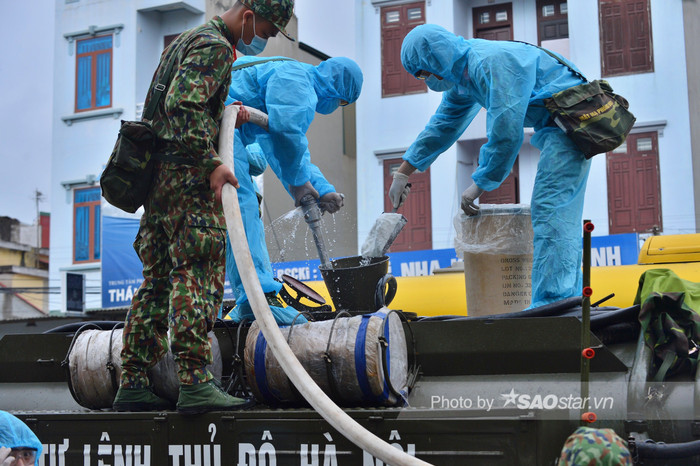 Ảnh: Bộ Tư lệnh Thủ đô đưa xe đặc chủng phun khử khuẩn khu vực phong tỏa tại Thường Tín Ảnh 3