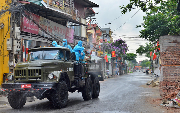 Ảnh: Bộ Tư lệnh Thủ đô đưa xe đặc chủng phun khử khuẩn khu vực phong tỏa tại Thường Tín Ảnh 2