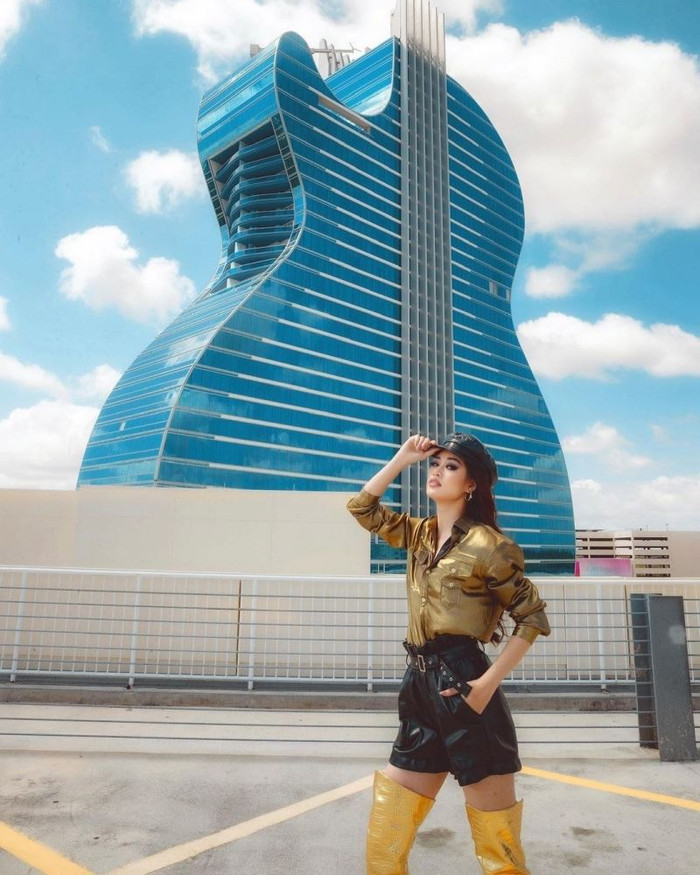 Khánh Vân được truyền thông trong nước và Quốc tế đánh giá cao, một trong những yếu tố không thể bỏ qua là do loạt outfit ấn tượng, được đầu tư chỉn chu.