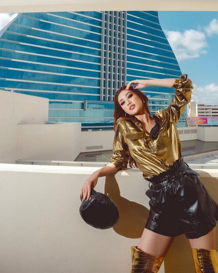 Đơn cử như trong ngày đầu tiên 'khai chiến' với địa điểm tập trung là khách sạn với kiến trúc một cây đàn guitar, đại diện Việt khôn khéo 'tạo nét' bằng set đồ mang phong cách rock.