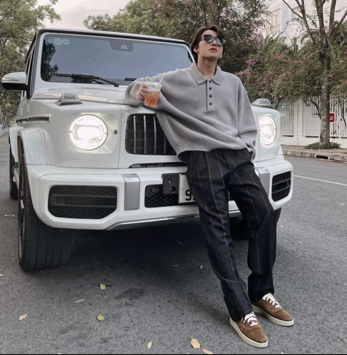 Nhiều người “soi” điểm tương đồng trong cách chụp ảnh của Thúy Kiều và Sơn Tùng khiến dân mạng thích thú.