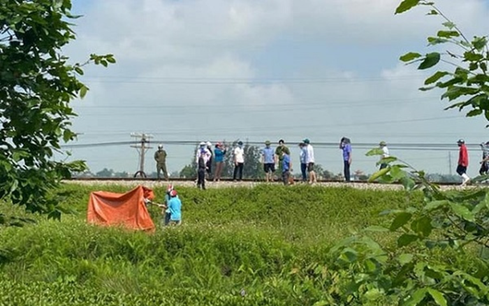 Điều tra vụ việc mẹ ôm con gái đã tử vong lên đường tàu định tự tử Ảnh 2