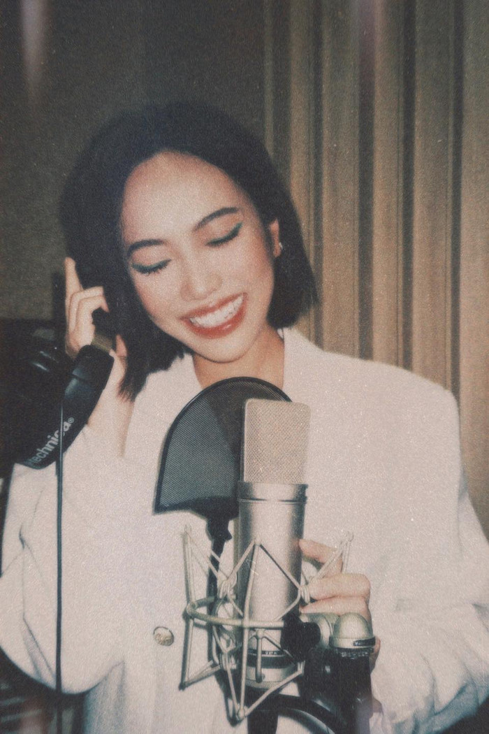 Cô nàng đã hài hước ví von mình là 'Diva trong làng ca nhạc nhẹ Hongkong' trong những ảnh chụp của diễm viên Khánh Vân.