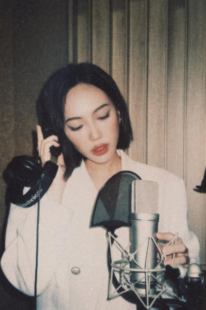 Diệu Nhi đã khoe loạt ảnh xuất hiện trong phòng thu cực xịn do Khánh Vân chụp.