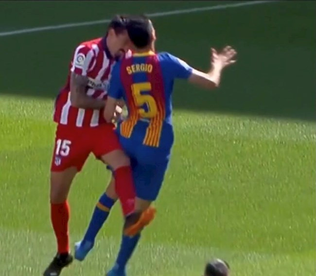 Pha va chạm dẫn tới chấn thương của Busquets.