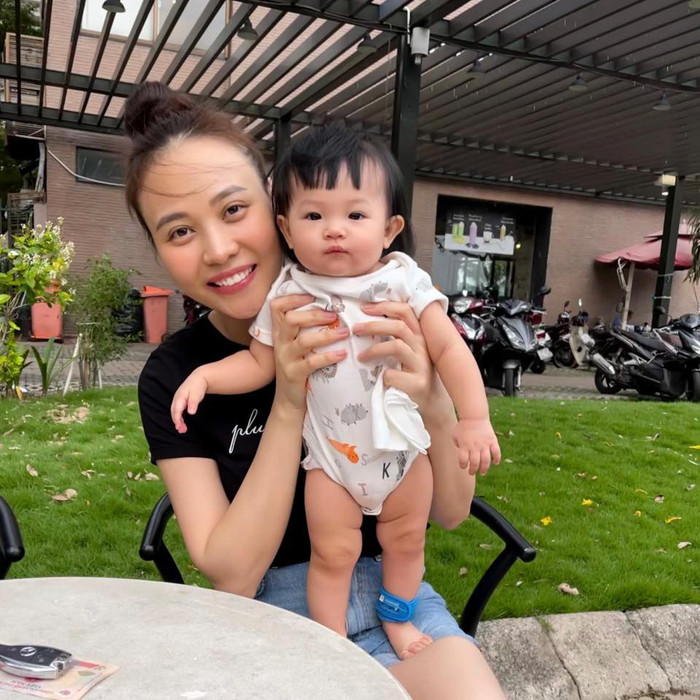 Sở hữu đôi mắt to tròn, gương mặt bụ bẫm, những biểu cảm đáng yêu của Suchin khi chụp ảnh luôn khiến cư dân mạng không khỏi xuýt xoa.