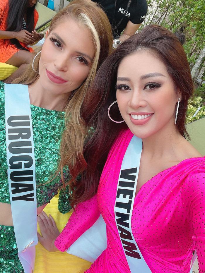 Khánh Vân thị phạm tiếng Việt cho đại diện Albania, tỏa sáng rực rỡ với đầm hồng tại Opening Introduction Ảnh 3