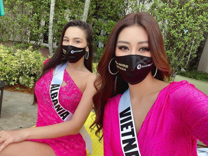 Người đẹp tập trung nhấn nhá đôi mắt để dù đeo khẩu trang cũng vẫn xinh đẹp, sắc sảo.