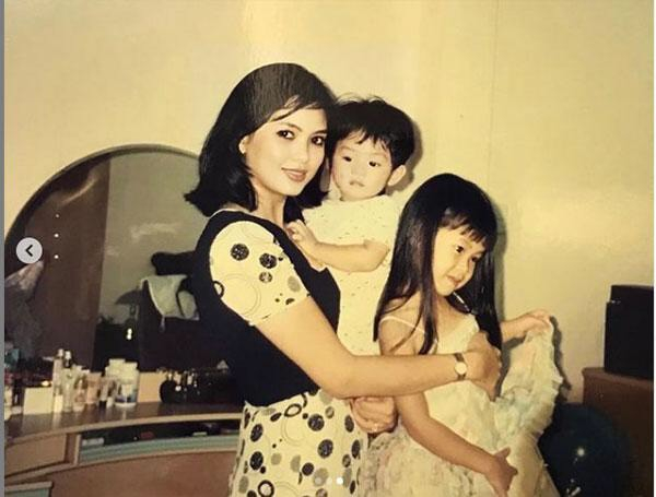 Bà Thủy Tiên tay bế thiếu gia Hiếu Nguyễn, tay ôm rich kid Tiên Nguyễn