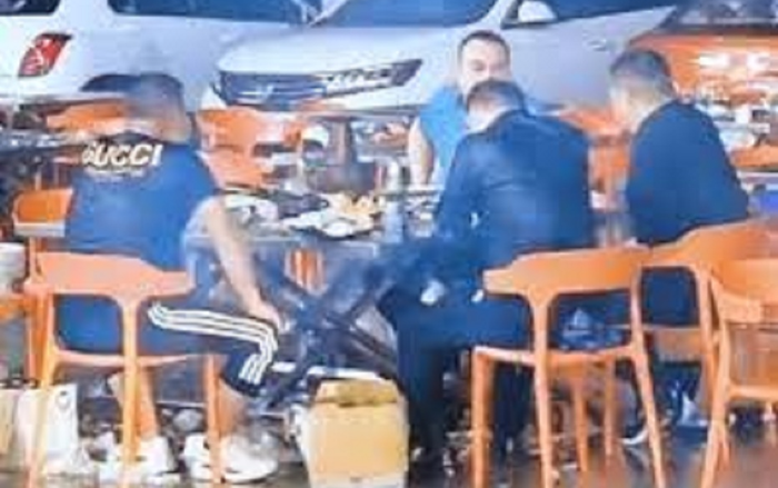 4 người đàn ông ngồi ăn lẩu dưới trời mưa, dân mạng ngán ngẩm: 'Đàn ông thật khó hiểu' Ảnh 2