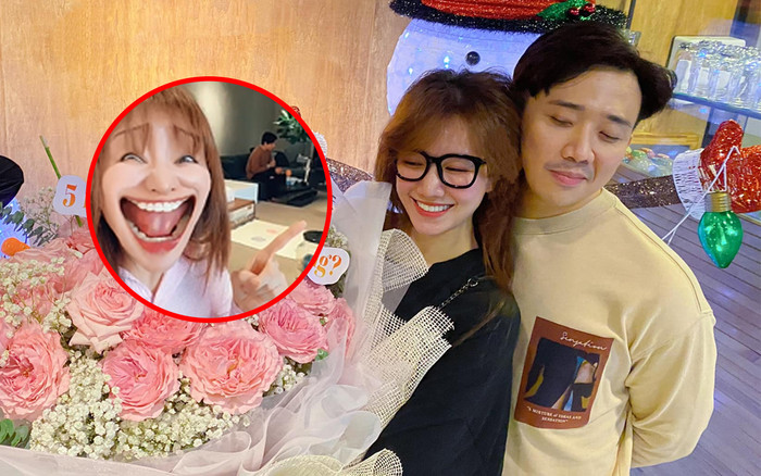 Trấn Thành nghiêm túc livestream nhưng Hari Won ở hậu trường lại có biểu cảm khó đỡ thế này Ảnh 2