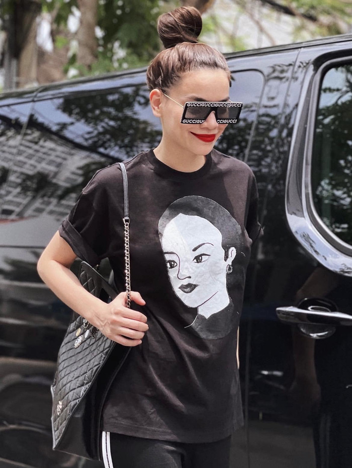 Mái tóc được nữ ca sĩ búi cao gọn gàng