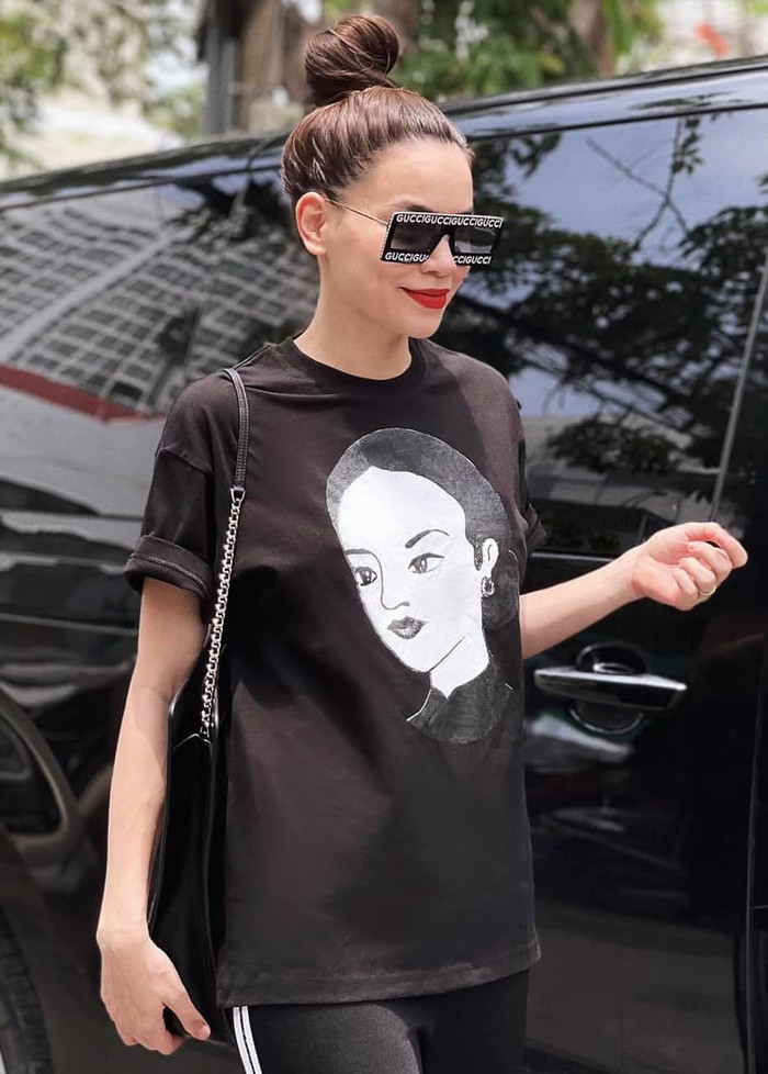 Nữ ca sĩ Vbiz diện áo thun đơn giản in hình cô gái kết hợp với túi xách, kính mát khổng lồ cùng quần đen