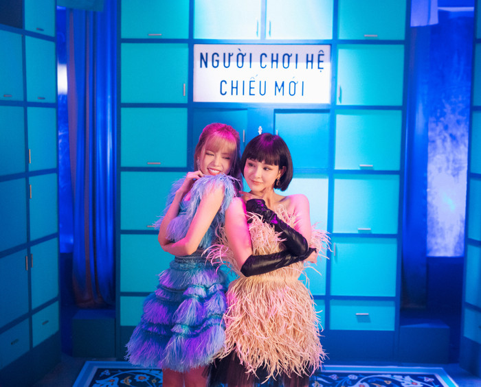 Trong khi đó, MV kết hợp gần đây của Thiều Bảo Trâm với Hiền Hồ là Trải trái trải phải cũng vô tình được ê-kíp chọn quay ở studio này.