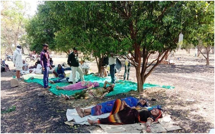 Sợ lây Covid-19 khi đến viện, dân Ấn Độ để lang băm truyền dịch dưới gốc cây Ảnh 2