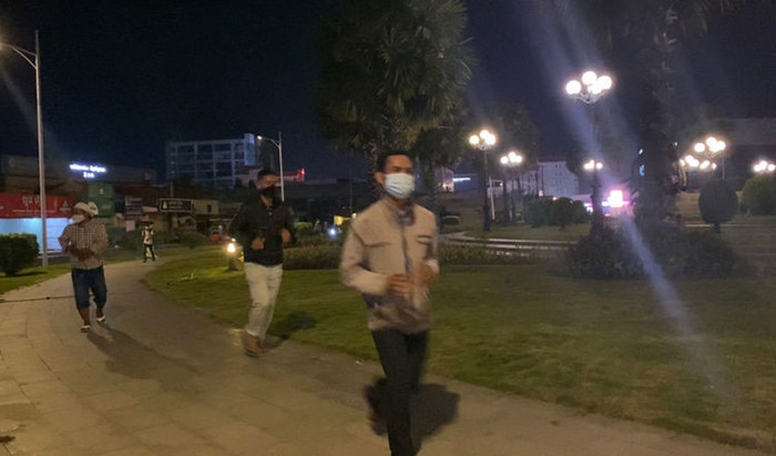 Những người vi phạm lệnh giới nghiêm bị phạt chạy 10 vòng quanh bùng binh.