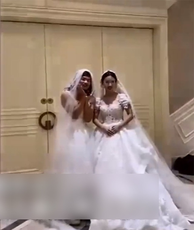 Hóa ra, cô dâu giả là người bạn thân của chú rể suốt hơn 20 năm qua.