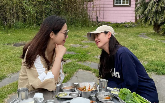 Bỏ rơi Hyun Bin, Son Ye Jin đi hẹn hò với 'chị đẹp' đình đám này Ảnh 2