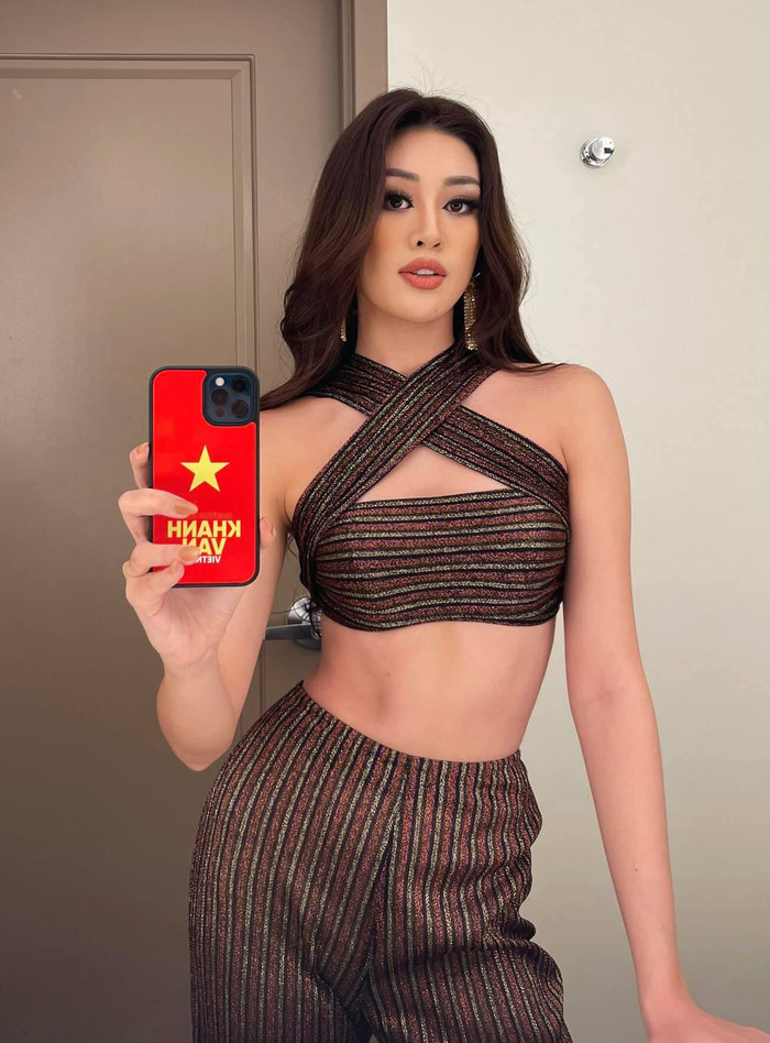 Set đồ croptop và quần ống suông quá sức cá tính và đầy tuyên tôn thời trang