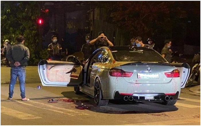 Hai người đi BMW bị nhóm lạ mặt vây chém trọng thương vì tiếng pô nổ to Ảnh 2