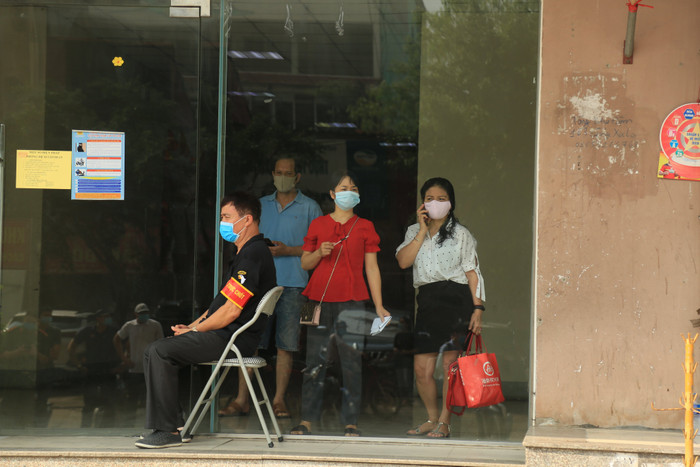 Nhu yếu phẩm, lương thực, thực phẩm sẽ được người thân hỗ trợ vận chuyển từ phía ngoài vào.