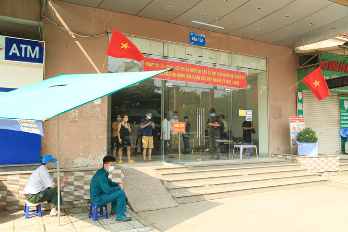 Lực lượng chức năng được huy động để lập điểm kiểm soát dịch bệnh tại các cửa ra vào.