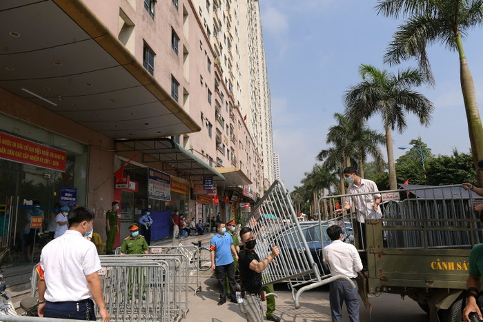 Barie, rào chắn được vận chuyển đến.