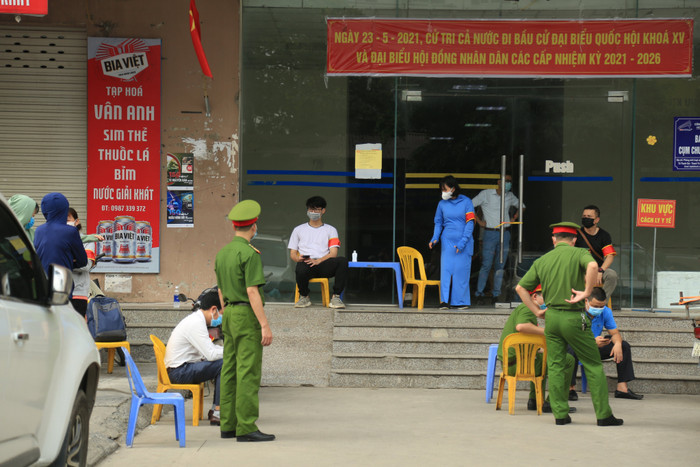 Lực lượng chức năng đang tiến hành phong toả toà chung cư thuộc KĐT Đại Thanh, sau khi phát hiện ca nhiễm SARS-CoV-2.