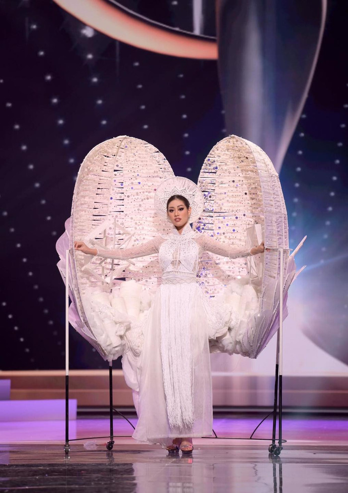 Khánh Vân tỏa sáng trong trang phục dân tộc