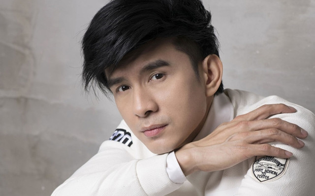 Có thể nói, dù ở thời điểm mới ra mắt cho đến hiện tại, nam ca sĩ vẫn giữ được vẻ đẹp không tuổi qua các năm.