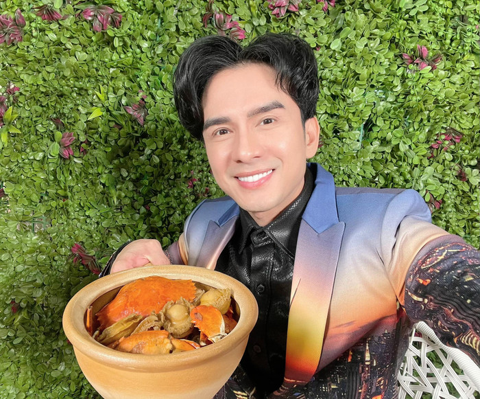 Hiện nam ca sĩ vẫn giữ mái tóc như cũ, chưa hề “xuống tóc” như mọi người lầm tưởng.