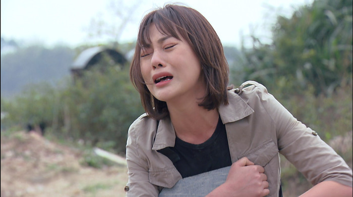 Bọn xã hội đen đến tận phần mộ của bố Nam đập phá để gây sức ép với cô