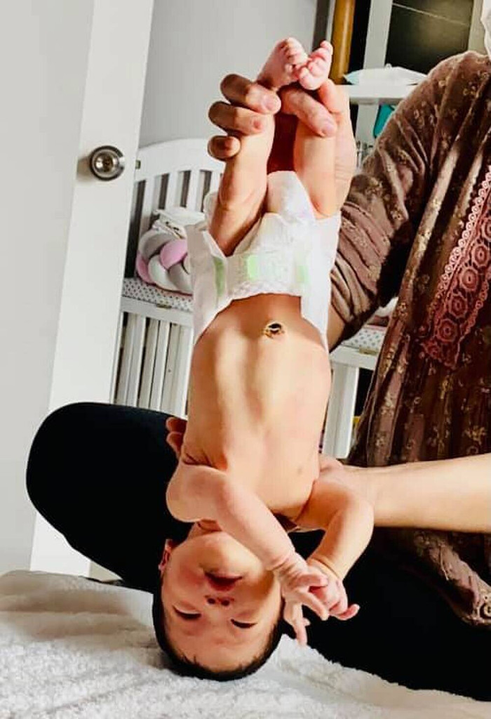 Trước đó, khi con gái mới 5 ngày tuổi Pha Lê đã cho dốc ngược 'trồng cây chuối'.