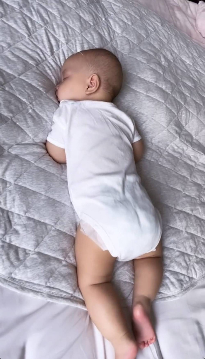 Tuy nhiên hình ảnh Hồ Ngọc Hà đăng tải trên story vừa qua đã nhận về nhiều tranh cãi trong cộng đồng mạng về cách chăm con.