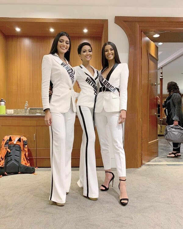 Trong phần thi phỏng vấn kín năm 2018, H'Hen Niê đã có màn 'đụng hàng' cùng 2 mỹ nhân Venzuela và South Arfica... Sau đó, cả 3 cùng nắm tay nhau lọt top 5 chung cuộc.