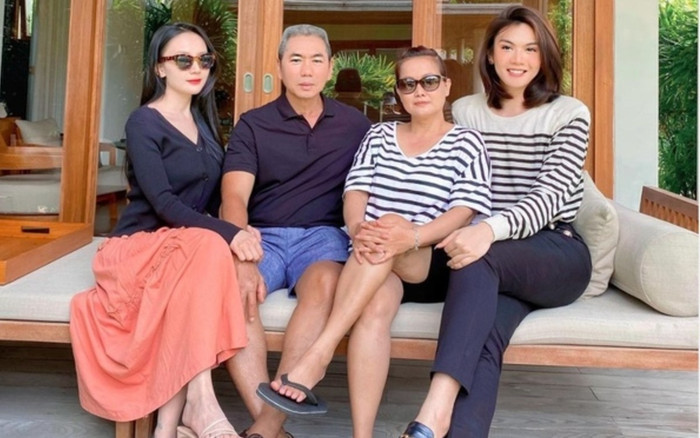 Đào Bá Lộc khoe ảnh chụp cùng gia đình và người yêu, fan trầm trồ: Nữ tính hơn mẹ và em gái Ảnh 2