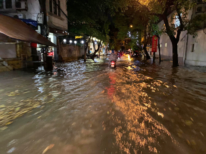 Phố Cao Bá Quát ngập nặng nề.