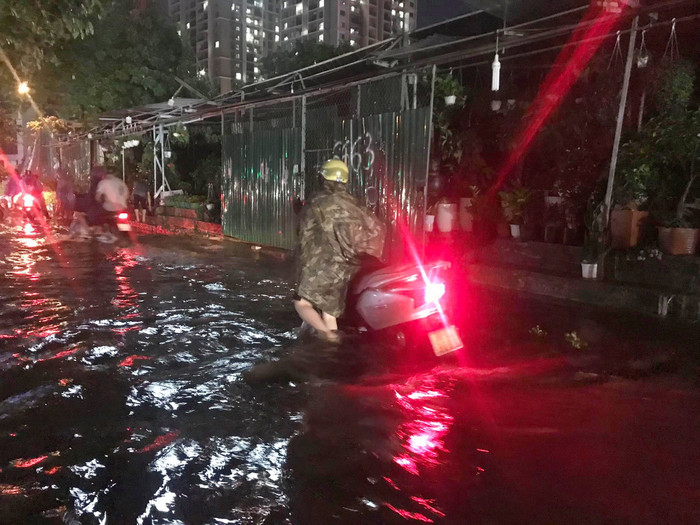 Một số phương tiện chết máy giữa đường vì ngập nước.