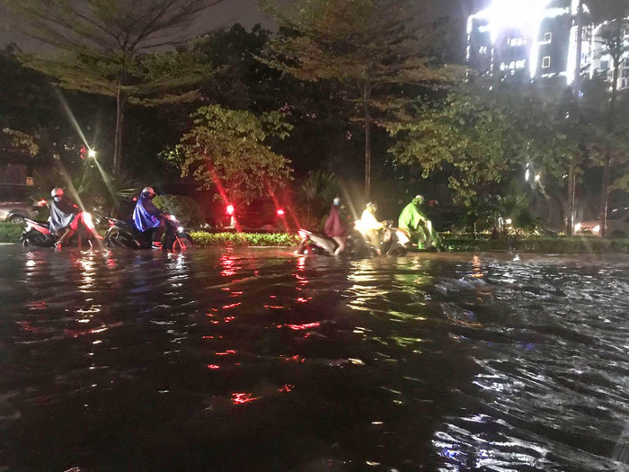 Các phương tiện di chuyển qua phố Thành Thái gặp nhiều khó khăn.