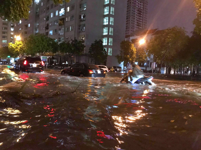 Nhiều tuyến phố ngập sâu sau trận mưa lớn.