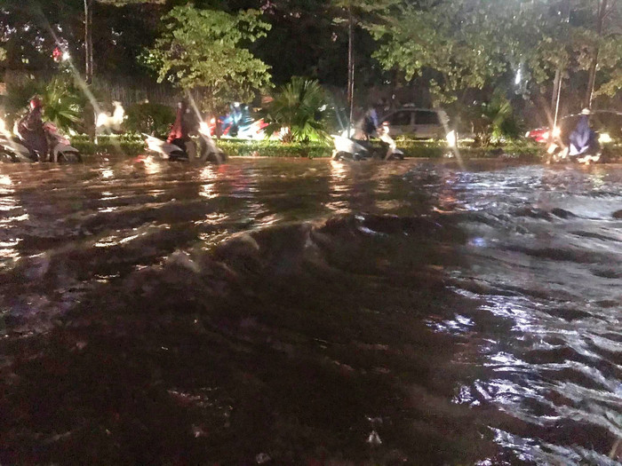 Phố Trần Thái Tông ngập sâu trong nước.