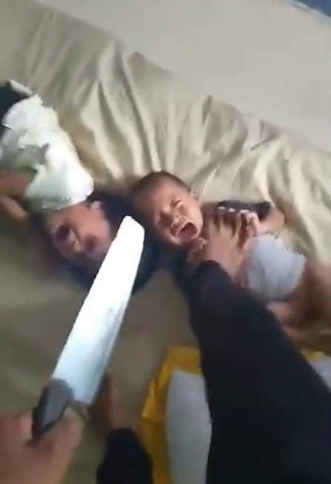 Hắn còn lăm lăm con dao trên tay dọa giết hai đứa con.