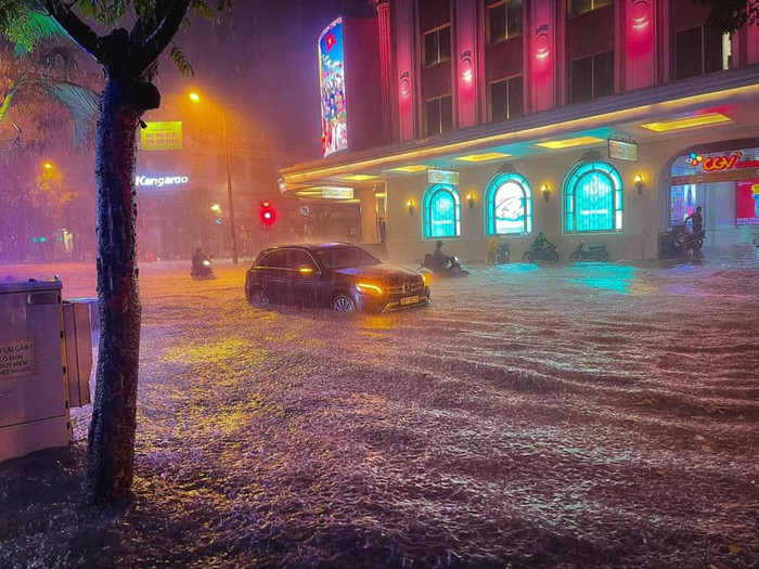 Ô tô cũng chật vật 'lội' qua dòng nước