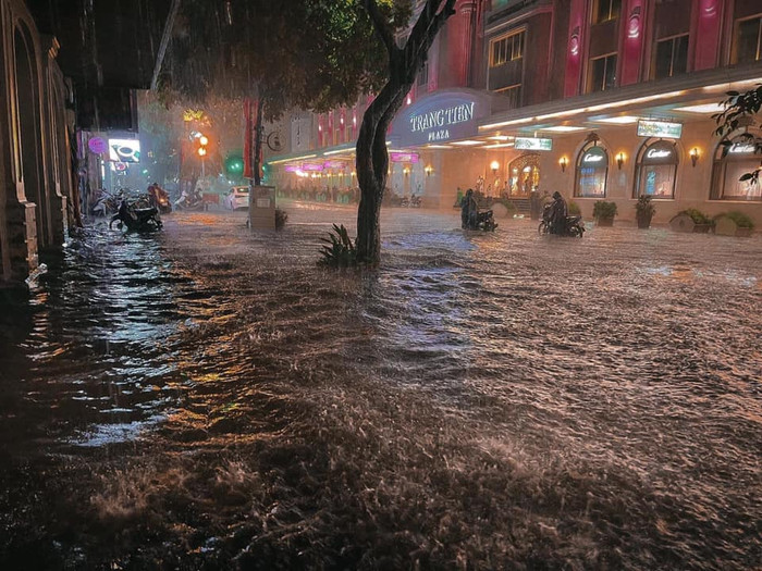 Giao thông như tê liệt dưới trời mưa lớn