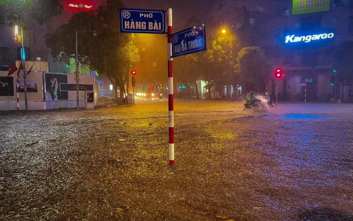 Hà Nội ngập sâu sau trận mưa như trút nước, nhiều tuyến phố biến thành sông Ảnh 2