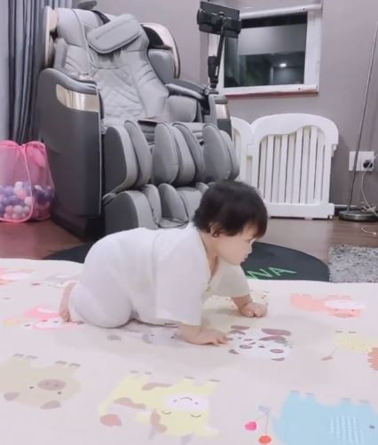 Winnie hào hứng khi tự mình bò một quãng đường dài.