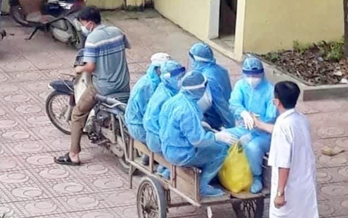 Bức ảnh nhân viên y tế trên xe ba gác và cái bắt tay xúc động: 'Tôi chỉ biết động viên, truyền động lực' Ảnh 2