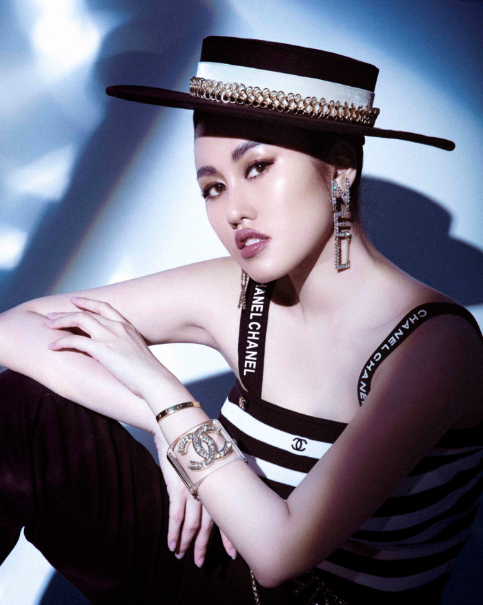 Với số lượng đến 108 nghìn người theo dõi trên Instagram, Emily Hồng Nhung được khen ngợi là nhà thiết kế tài năng vừa là một hoa hậu có gu thời trang hấp dẫn.